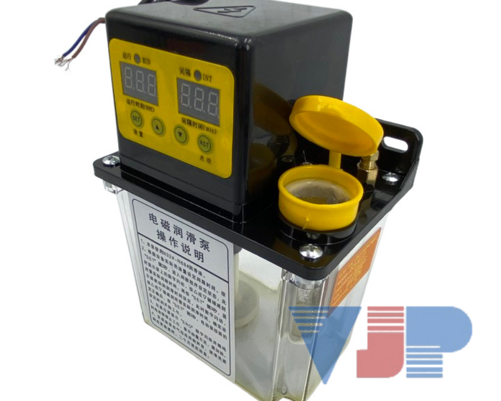 Bơm dầu tự động DCR-50 được tích hợp nắp đổ nhiên liệu. Giúp quá trình bơm dày nhanh chóng, tiện lợi hơn